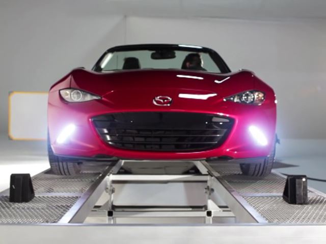 Mazda демонстрирует распределение веса 50 на 50 MX-5